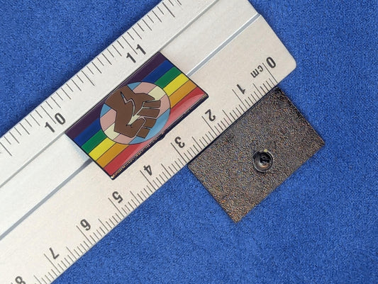 Pin badge émail rectangulaire drapeau arc-en-ciel poing solidarité LGBT