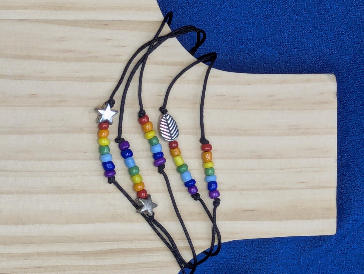 Lot de 20 bracelets minimalistes arc-en-ciel à perles, bijou Allié LGBT discret ajustable