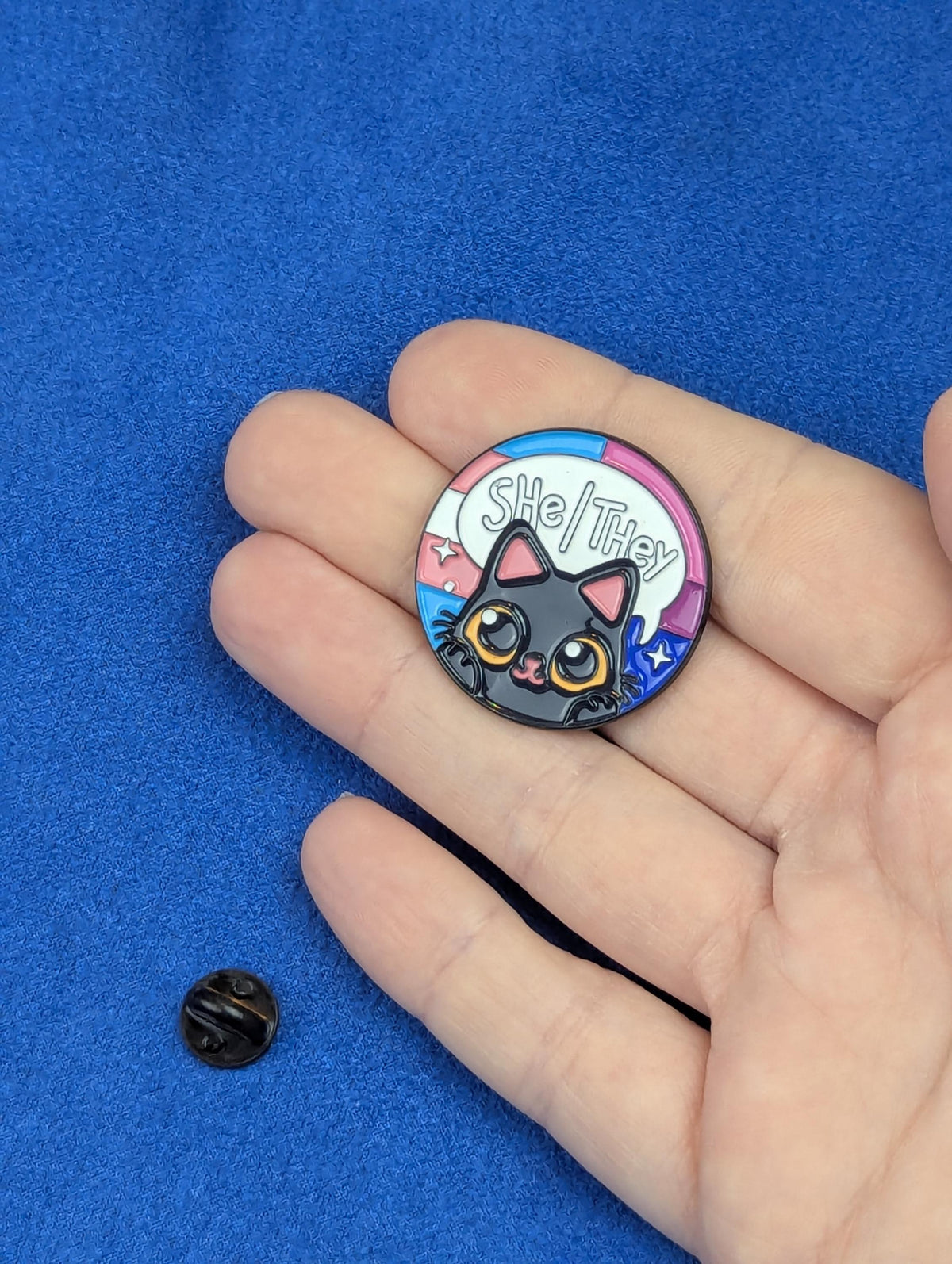 Pin's émail chat noir pronoms She They, drapeau trans arc-en-ciel