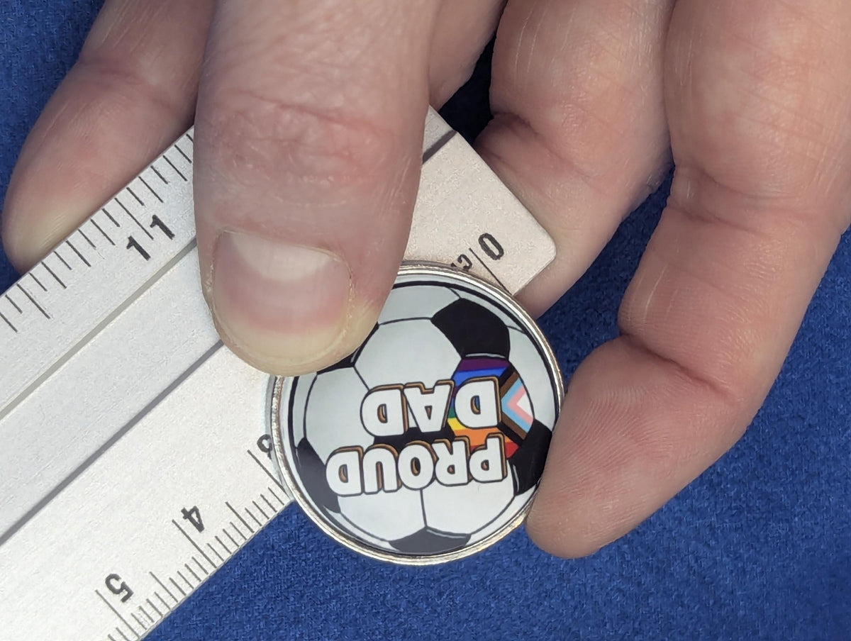 Pin badge émail "Papa fière" football drapeau Progress Pride LGBTQIA