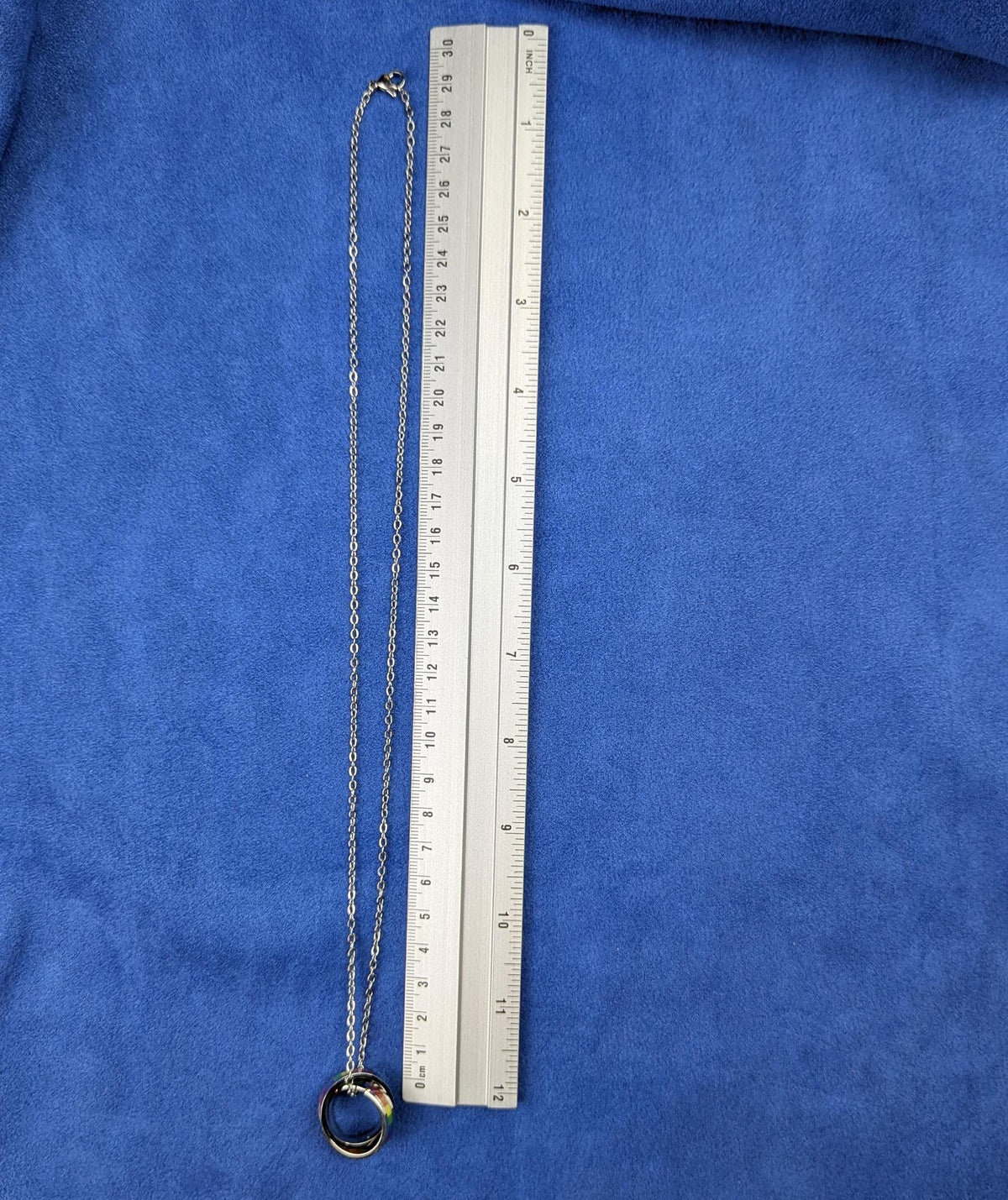 Collier double anneau entrelacé arc-en-ciel. Pendentif acier inoxydable. Bijou fierté unisexe