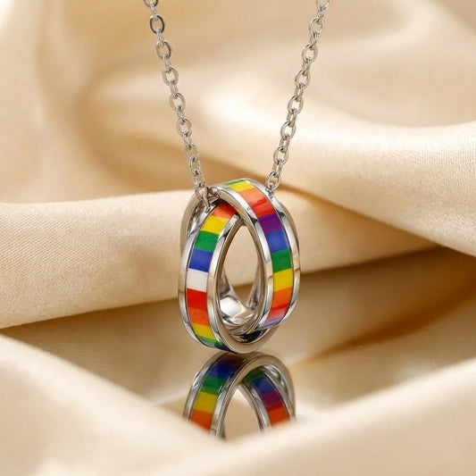 Collier double anneau entrelacé arc-en-ciel. Pendentif acier inoxydable. Bijou fierté unisexe