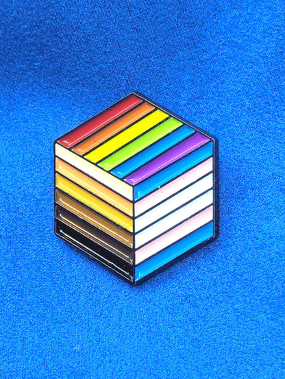 Pins cube 3D drapeau Progress Pride en émail, badge géométrique soutien LGBTQIA+.