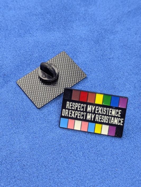 Pin's émaillé militant slogan Respect My Existence. Badge protestataire droits humains, fierté inclusive