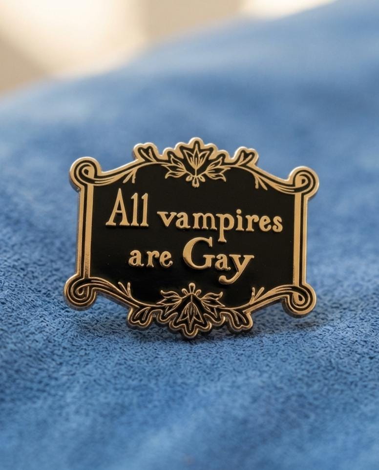 Pin's en émail vampire gay, badge gothique dark academia, Halloween Queer