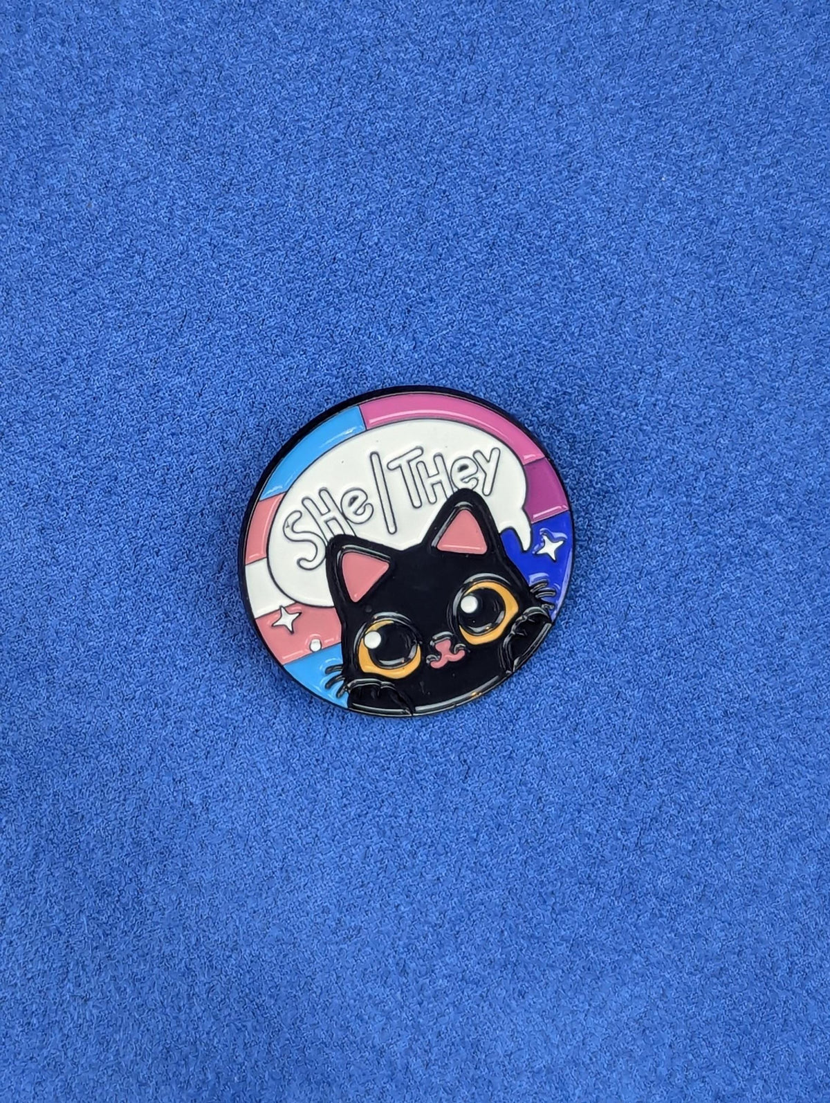 Pin's émail chat noir pronoms She They, drapeau trans arc-en-ciel