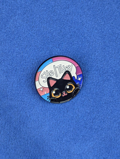 Pin's émail chat noir pronoms She They, drapeau trans arc-en-ciel