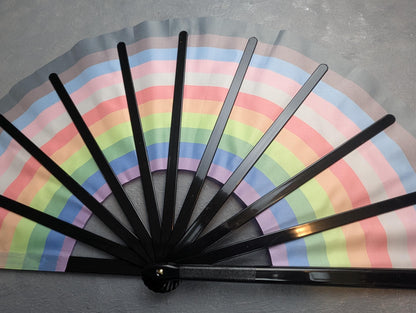 Éventail géant pliable "Progress" Pride 66cm, accessoire militant arc-en-ciel, plastique tissu