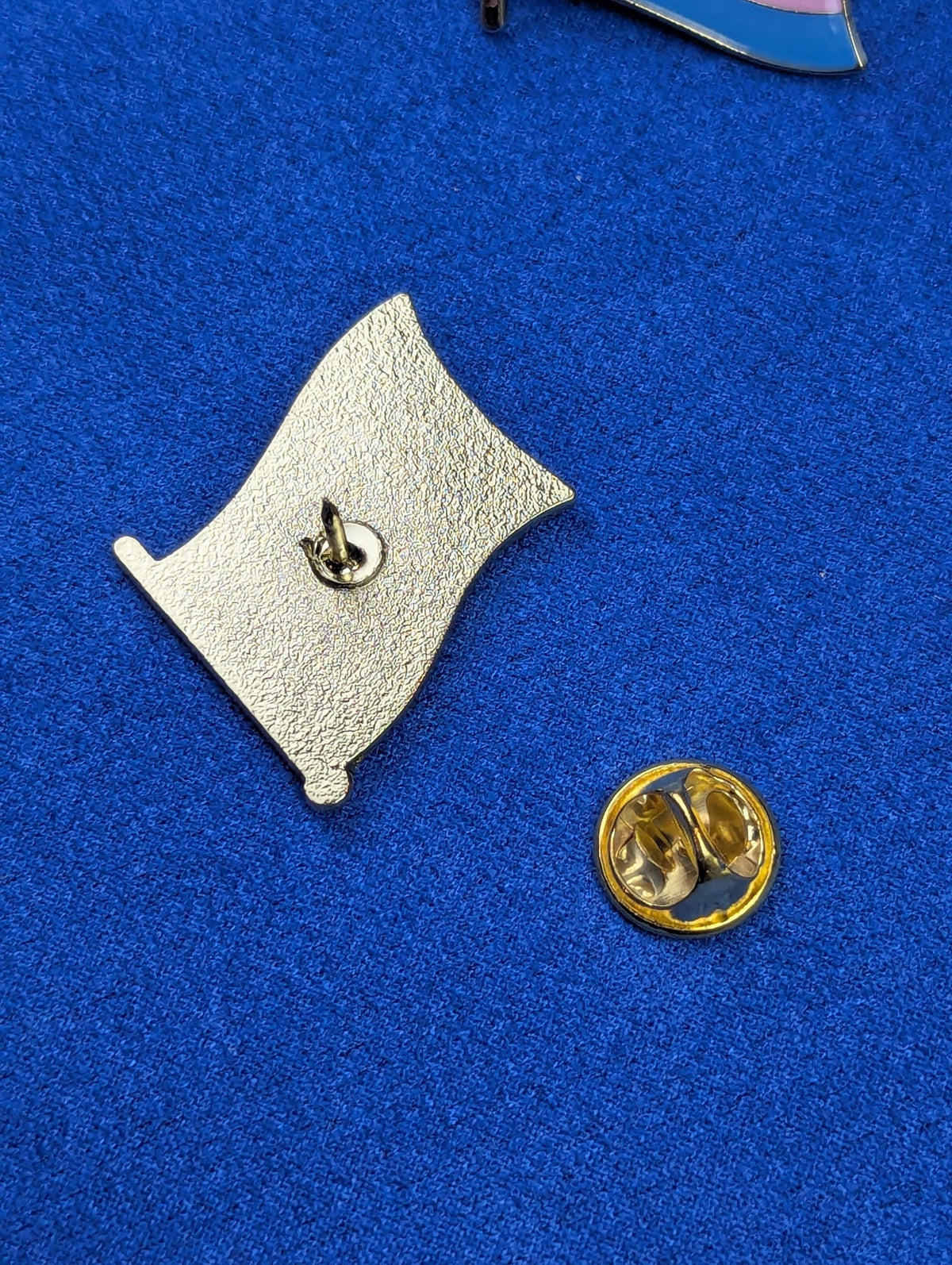 Pins drapeau Transgenre en émail doré, accessoire militant Pride wavy, badge identité de genre