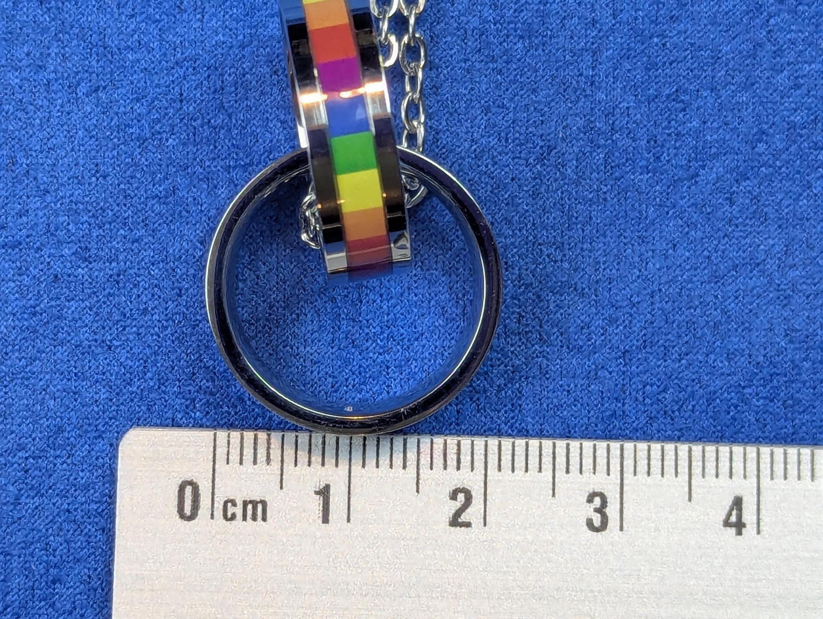 Collier double anneau entrelacé arc-en-ciel. Pendentif acier inoxydable. Bijou fierté unisexe