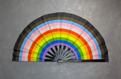 Éventail géant pliable "Progress" Pride 66cm, accessoire militant arc-en-ciel, plastique tissu