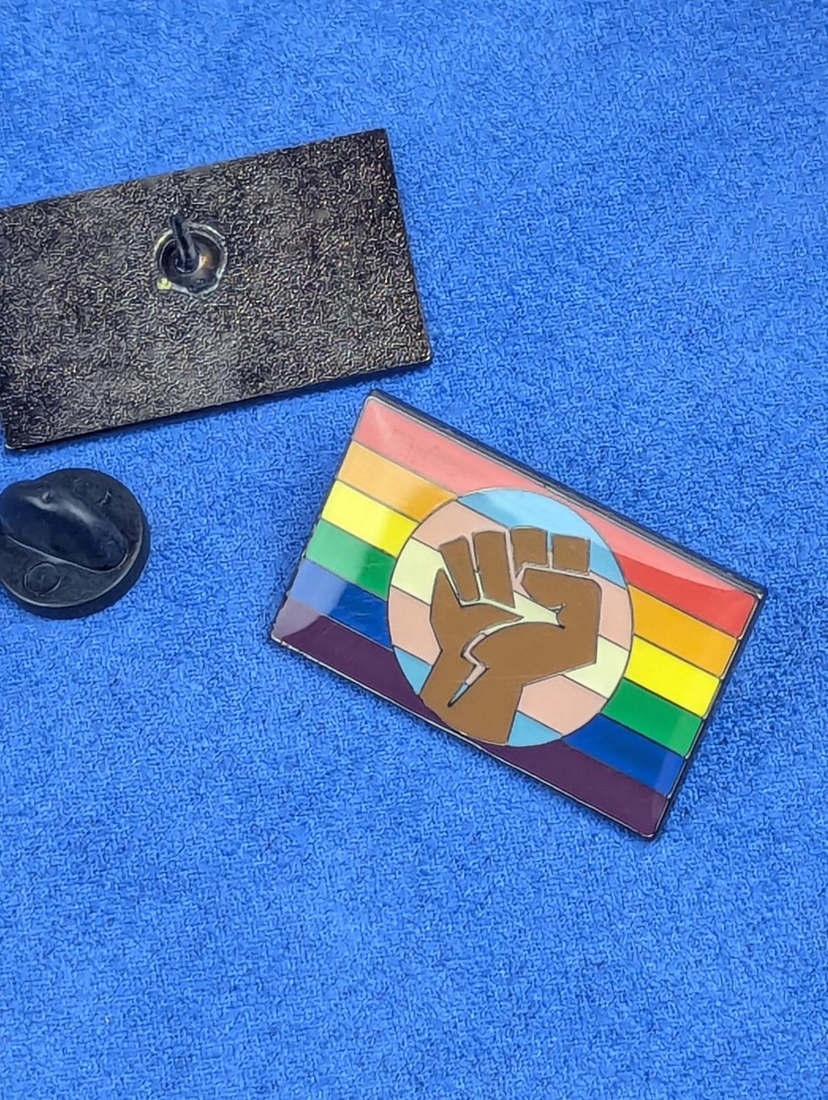 Pin badge émail rectangulaire drapeau arc-en-ciel poing solidarité LGBT