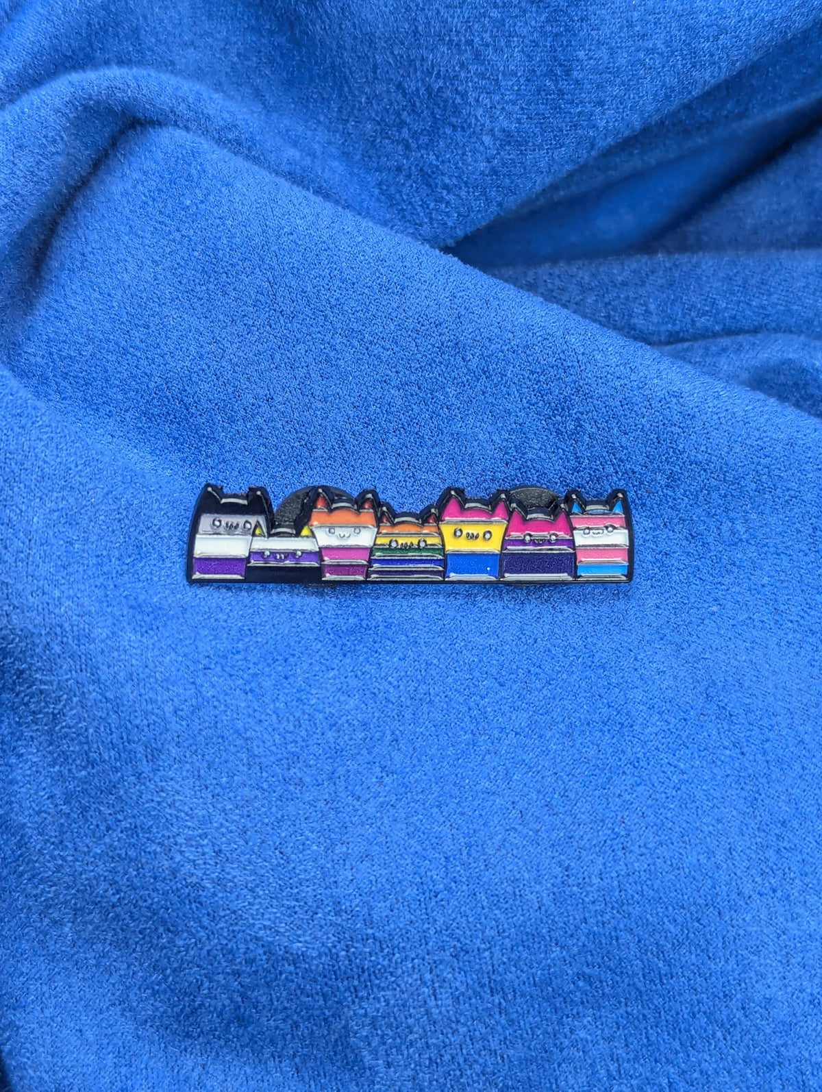 Pin's émail Chat LGBT, Badge drapeau progress pride accessoire militant
