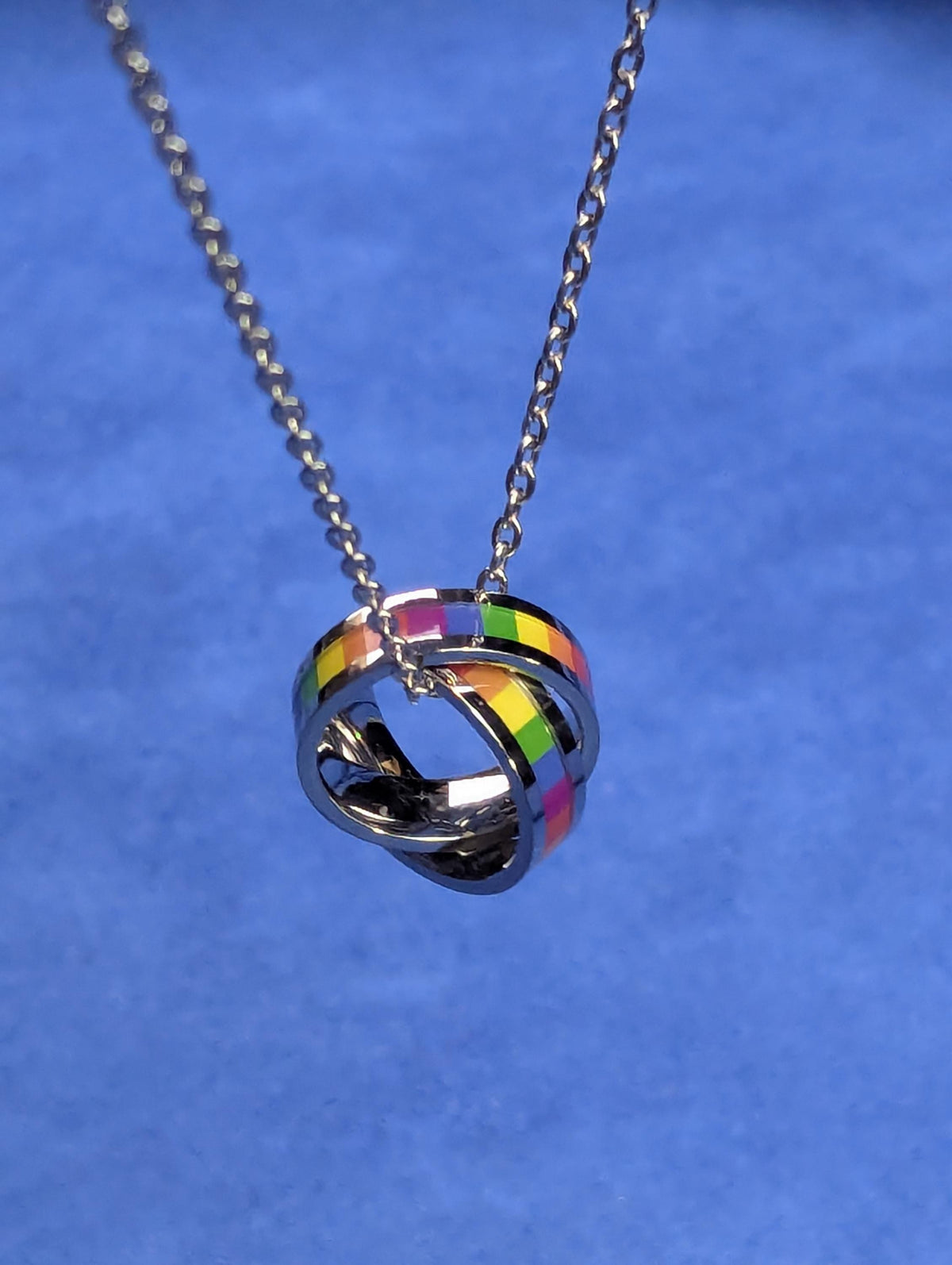 Collier double anneau entrelacé arc-en-ciel. Pendentif acier inoxydable. Bijou fierté unisexe