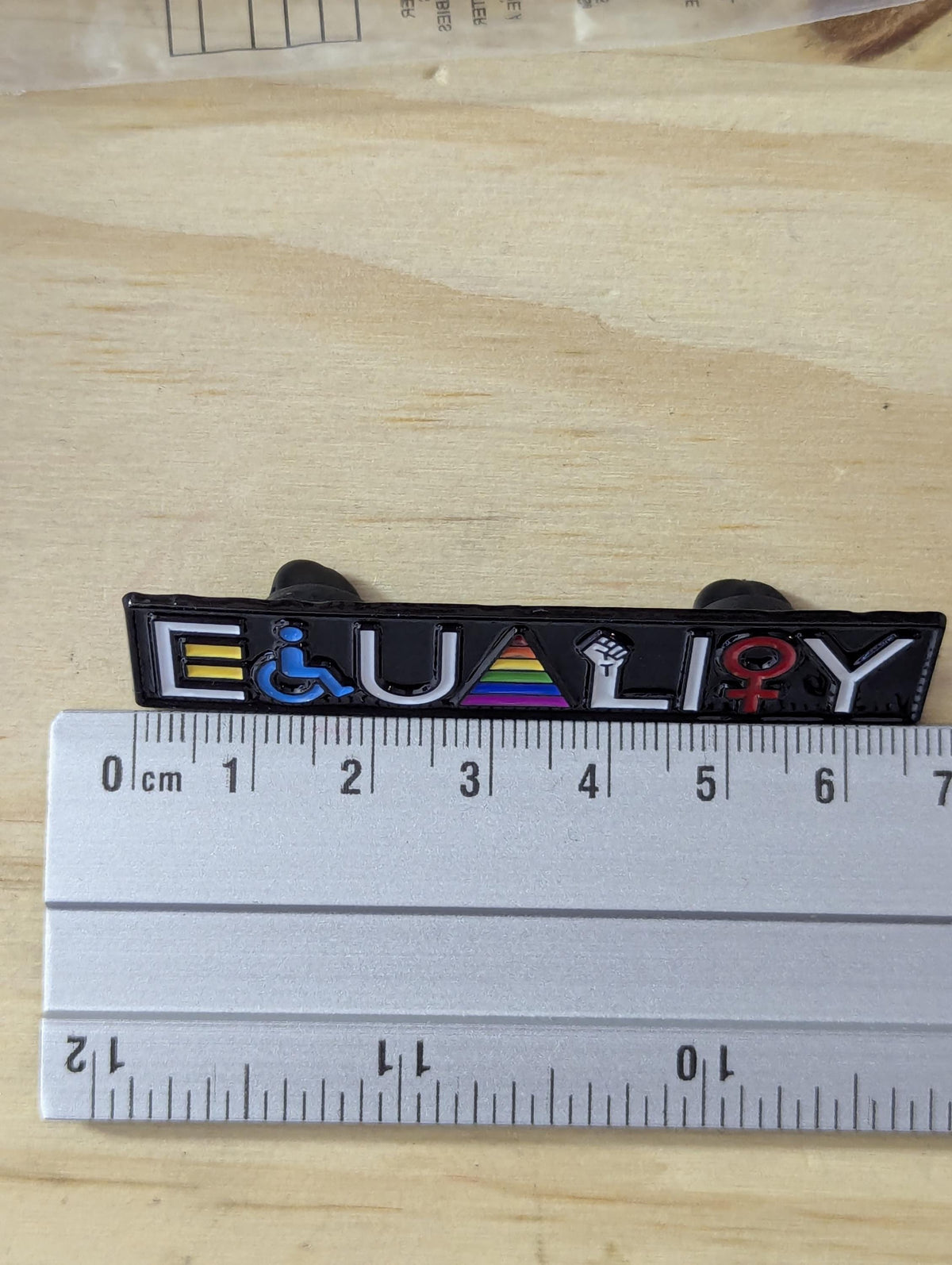 Broche en émail noir Equality avec symboles inclusifs, pin's rectangulaire militant droits humains, insigne féministe lgbtqia et handicap