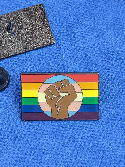 Pin badge émail rectangulaire drapeau arc-en-ciel poing solidarité LGBT