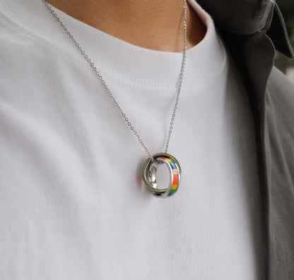 Collier double anneau entrelacé arc-en-ciel. Pendentif acier inoxydable. Bijou fierté unisexe