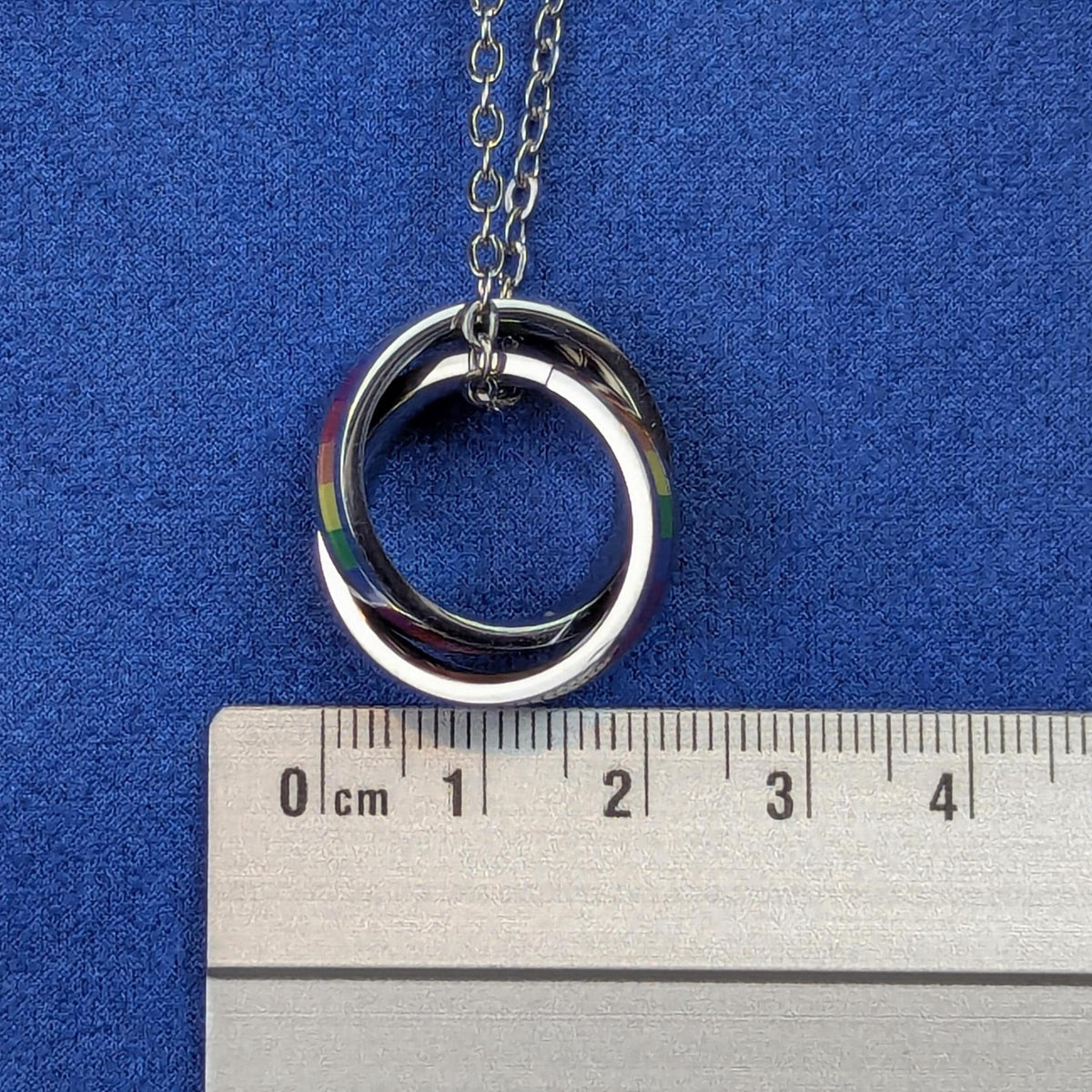 Collier double anneau entrelacé arc-en-ciel. Pendentif acier inoxydable. Bijou fierté unisexe