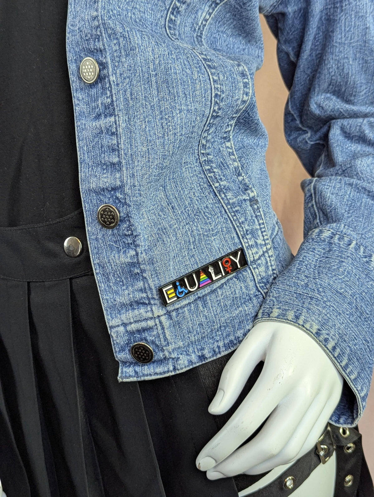 Broche en émail noir Equality avec symboles inclusifs, pin's rectangulaire militant droits humains, insigne féministe lgbtqia et handicap
