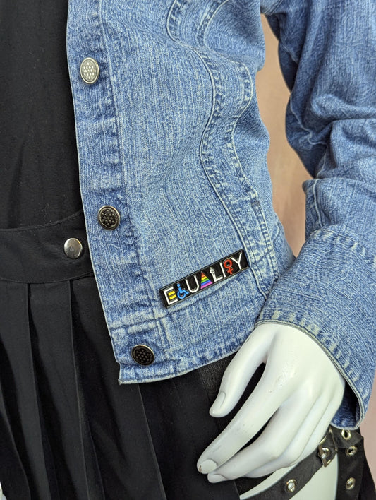 Broche en émail noir Equality avec symboles inclusifs, pin's rectangulaire militant droits humains, insigne féministe lgbtqia et handicap