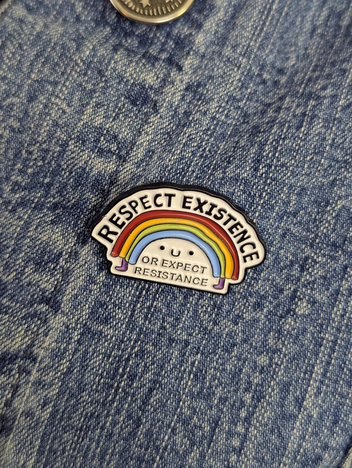 Pin's émail allié LGBT "Respect Existence", badge arc-en-ciel engagé antiFa