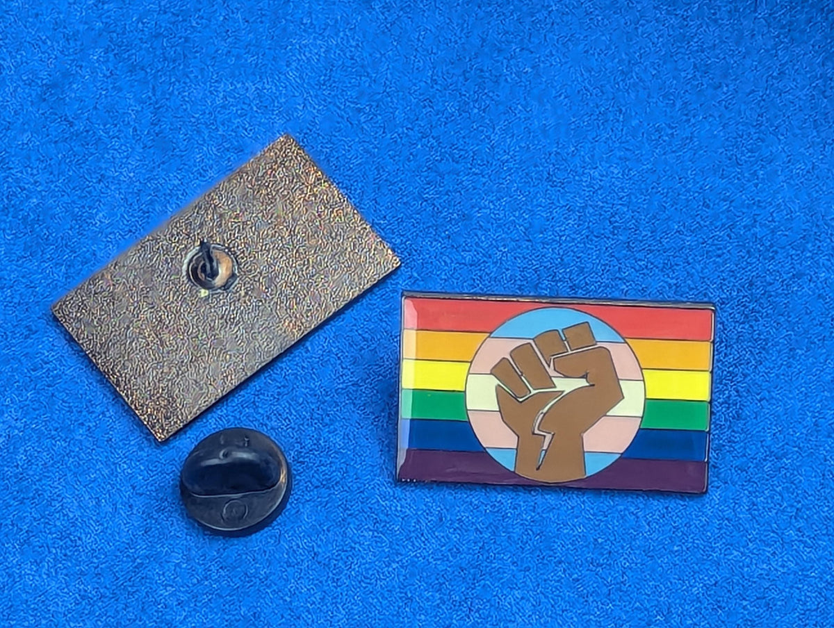 Pin badge émail rectangulaire drapeau arc-en-ciel poing solidarité LGBT