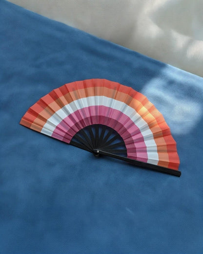 Éventail géant pliable LGBTQIA Pride 66cm, accessoire militant arc-en-ciel, plastique tissu