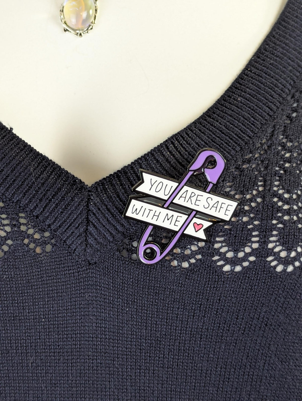 Pins épingle à nourrice message "You Are Safe With Me" badge émail violet allié LGBT
