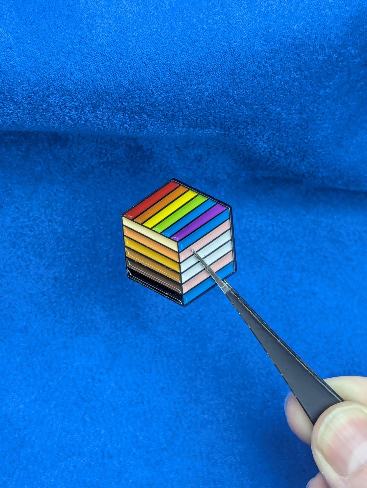 Pins cube 3D drapeau Progress Pride en émail, badge géométrique soutien LGBTQIA+.