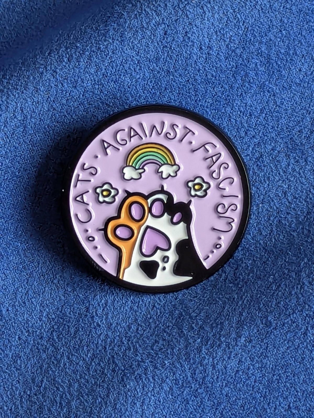 Pins militant et drôle "Cats Against Fascism", badge violet patte de chat