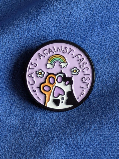 Pins militant et drôle "Cats Against Fascism", badge violet patte de chat