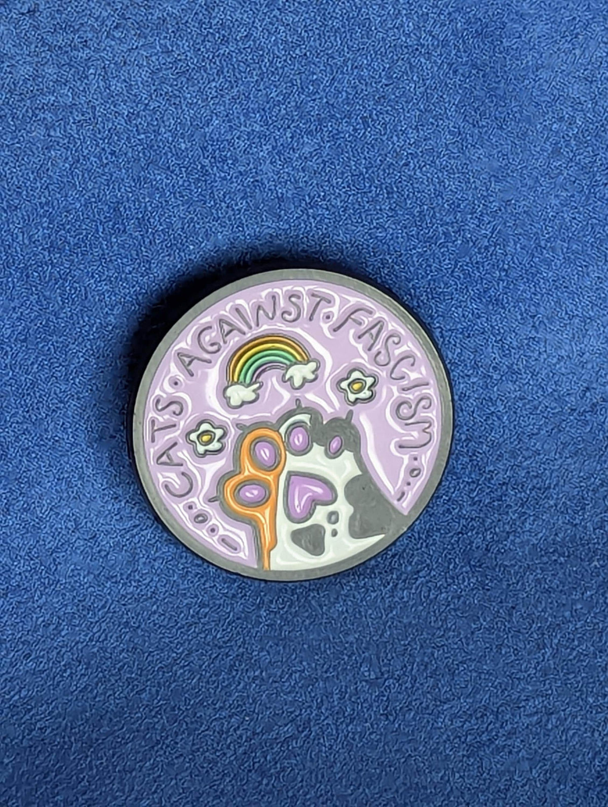 Pins militant et drôle "Cats Against Fascism", badge violet patte de chat