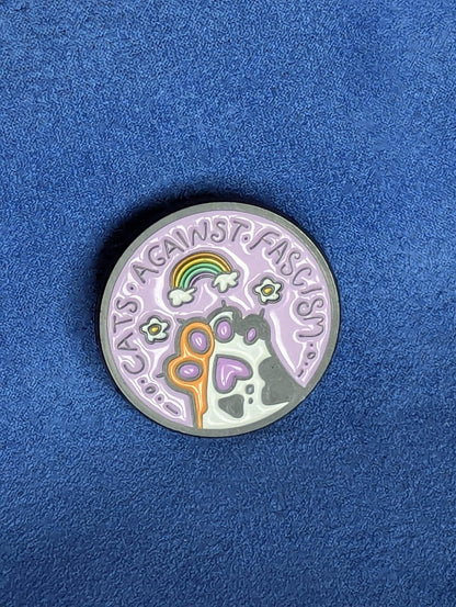 Pins militant et drôle "Cats Against Fascism", badge violet patte de chat