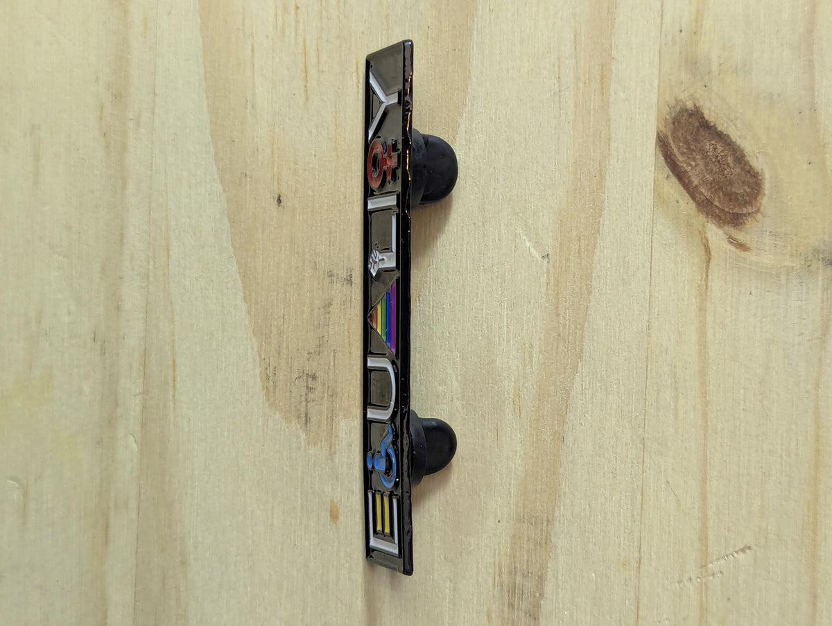 Broche en émail noir Equality avec symboles inclusifs, pin's rectangulaire militant droits humains, insigne féministe lgbtqia et handicap