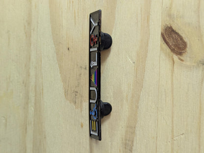 Broche en émail noir Equality avec symboles inclusifs, pin's rectangulaire militant droits humains, insigne féministe lgbtqia et handicap