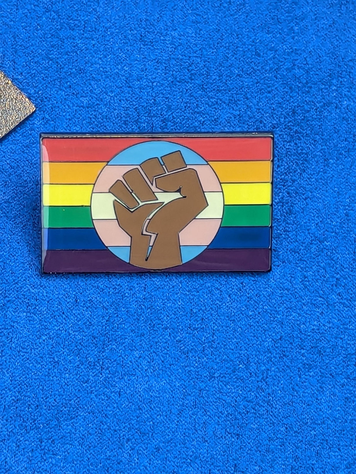 Pin badge émail rectangulaire drapeau arc-en-ciel poing solidarité LGBT
