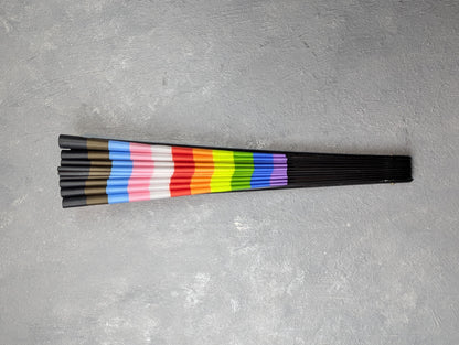 Éventail géant pliable "Progress" Pride 66cm, accessoire militant arc-en-ciel, plastique tissu