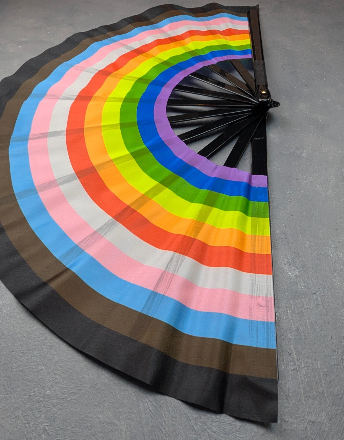 Éventail géant pliable "Progress" Pride 66cm, accessoire militant arc-en-ciel, plastique tissu